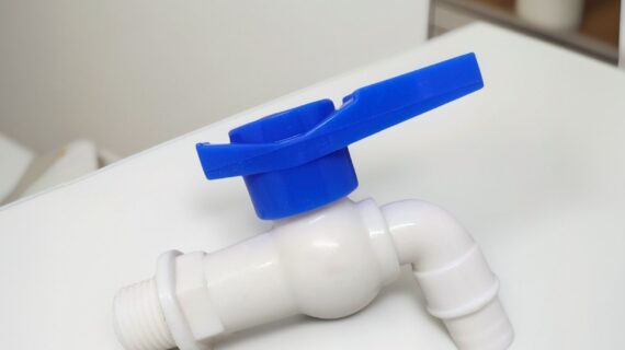 Kran 1/2′ Pvc LT503ET Putih LOTUS